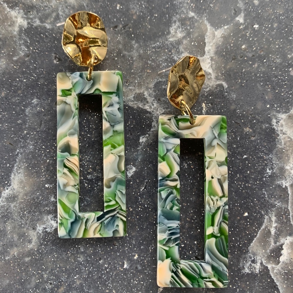 *SOLD*Gold Tortoise Shell Stud Earrings🌱 - Picture 2 of 2